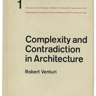 Venturi, Robert: COMPLEXITY AND CONTRADICTION IN ARCHITECTURE. New York: Museum of Modern Art, 1966 [MoMA Papers on Architecture No. 1].