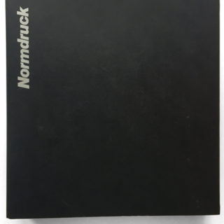Haas’schen Schriftgiesserei: NORMDRUCK [Handbuch für die rationelle drucksachen disposition]. Münchenstein / Zürich: Haas’schen Schriftgiesserei Im Alleinvertrieb der Visualis AG, Zurich, [1972]. 